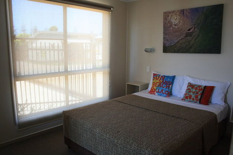 The Bowlo Holiday Cabins - Sunshine Coast Tourism 4