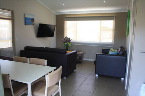 The Bowlo Holiday Cabins - Sunshine Coast Tourism 7