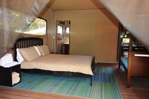 Castaways Moreton Island - Sunshine Coast Tourism 1