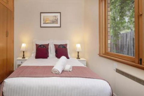 Alpine House Views Over Lake Jindabyne & The Snowy Mountains - Holiday Sunshine Coast 2