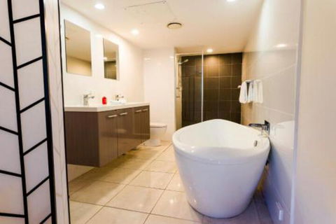Luxury 1 Bed Apartment New King Bed & Bath - Sunshine Coast Tourism 5