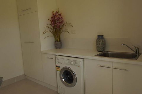 Sanctuary In The Valley - Sunshine Coast Tourism 1