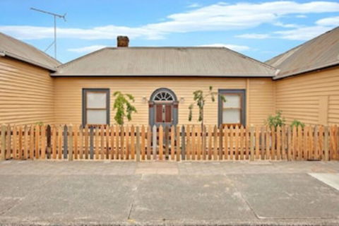 Robinson Cottage - Holiday Sunshine Coast 0