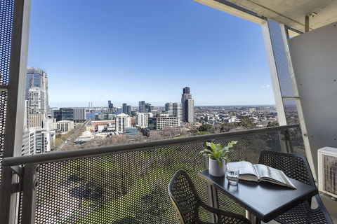 Oaks Melbourne On William Suites - Sunshine Coast Tourism 6