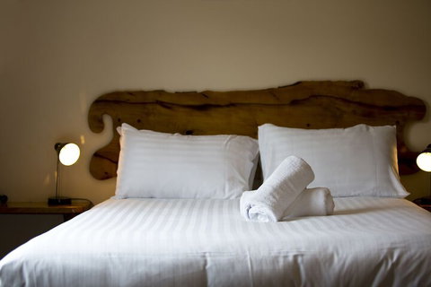 Tullah Lakeside Lodge - Holiday Sunshine Coast 7