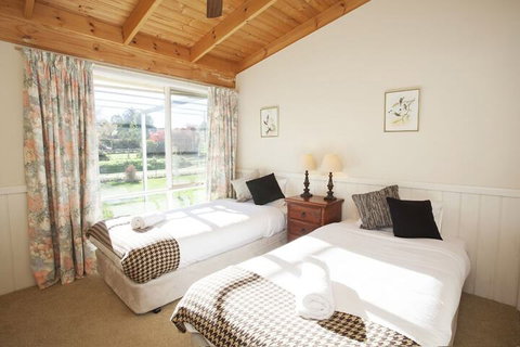 Beechworth Cedar Cottages - Sunshine Coast Tourism 4