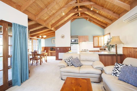 Beechworth Cedar Cottages - Sunshine Coast Tourism 1