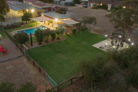 Angaston Vineyards Motel - Holiday Sunshine Coast 4