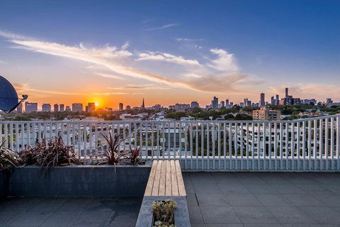 Oaks Melbourne South Yarra Suites - Holiday Sunshine Coast 0