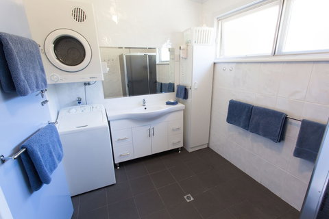 Modra's Apartments - Sunshine Coast Tourism 4