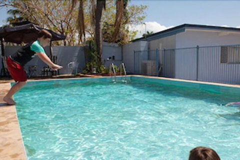 Strand Motel - Holiday Sunshine Coast 2