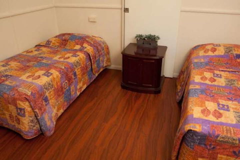 Strand Motel - Holiday Sunshine Coast 4