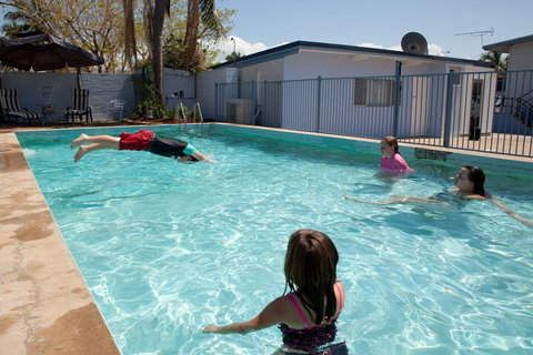 Strand Motel - Holiday Sunshine Coast 1