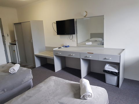 Seabreeze Beach Hotel - Holiday Sunshine Coast 3