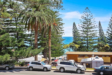 Seabreeze Beach Hotel - Holiday Sunshine Coast 2