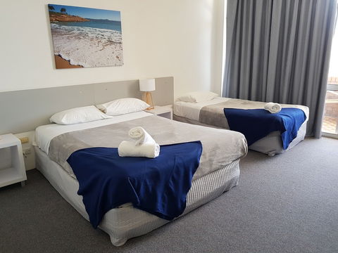Seabreeze Beach Hotel - Holiday Sunshine Coast 5