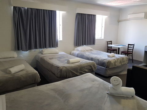 Seabreeze Beach Hotel - Holiday Sunshine Coast 1