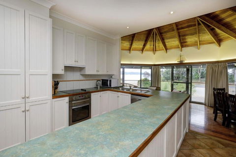 FAR SHORE - Holiday Sunshine Coast 6