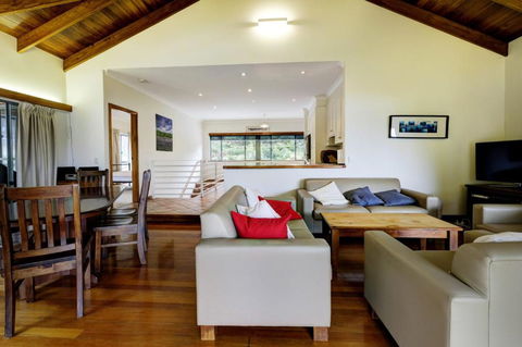 FAR SHORE - Holiday Sunshine Coast 2