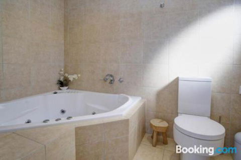 ROCKPOOL (4 Night Min) - Sunshine Coast Tourism 4
