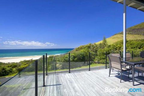 ROCKPOOL (4 Night Min) - Sunshine Coast Tourism 6