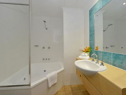 Ocean Sounds 2 Bedroom Apartment - Sunshine Coast Tourism 4
