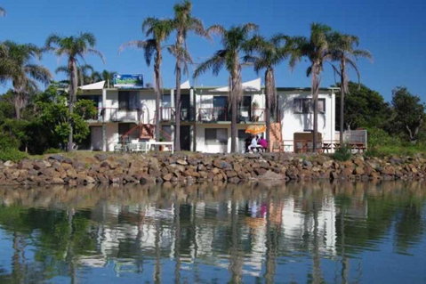 Beachfront 6 25 Willow Street - Sunshine Coast Tourism 3