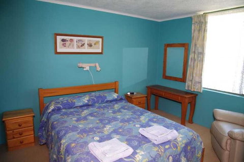 Beachfront 3 25 Willow Street - Sunshine Coast Tourism 5