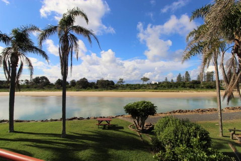 Beachfront 3 25 Willow Street - Sunshine Coast Tourism 4