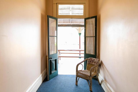 Bank Hotel Dungog - Holiday Sunshine Coast 2