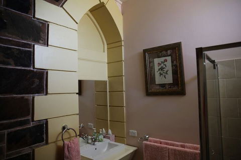 Burra Railway Station Bed & Breakfast - Holiday Sunshine Coast 6