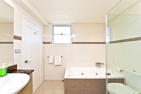 Harbourview Penthouse - Holiday Sunshine Coast 7