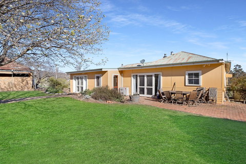 Lone Pine Farmhouse - Sunshine Coast Tourism 1