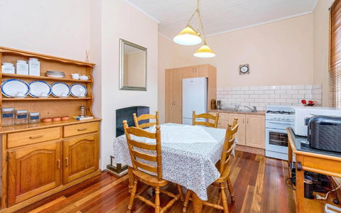 Eliza 1875 Red Brick Duplex Townhouse - Sunshine Coast Tourism 3