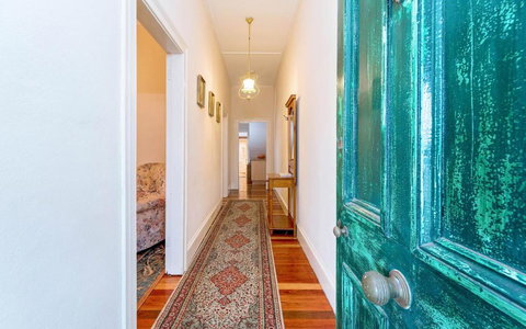 Eliza 1875 Red Brick Duplex Townhouse - Sunshine Coast Tourism 6