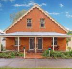 Eliza 1875 Red Brick Duplex Townhouse - Sunshine Coast Tourism