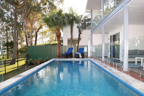 Hamptons Coastline Retreat Waterfront With A Heated Pool - Holiday Sunshine Coast 1