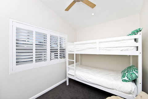 Hamptons Coastline Retreat Waterfront With A Heated Pool - Holiday Sunshine Coast 6