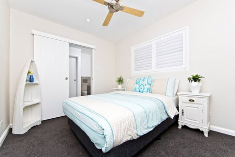 Hamptons Coastline Retreat Waterfront With A Heated Pool - Holiday Sunshine Coast 7