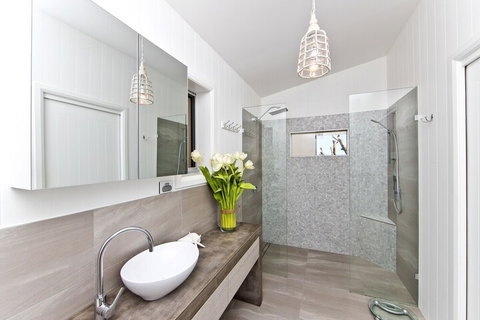 Hamptons Coastline Retreat Waterfront With A Heated Pool - Holiday Sunshine Coast 5