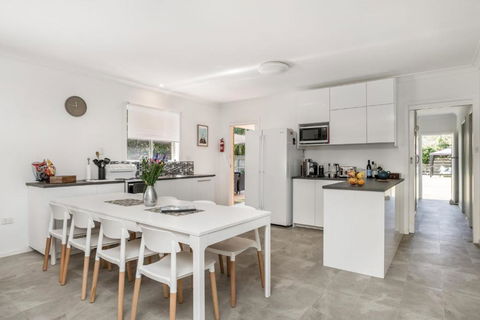 A SWEET ESCAPE Carefree Beach Home - Holiday Sunshine Coast 6