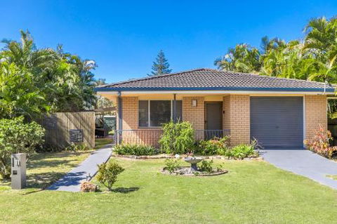 A SWEET ESCAPE Carefree Beach Home - Holiday Sunshine Coast 4
