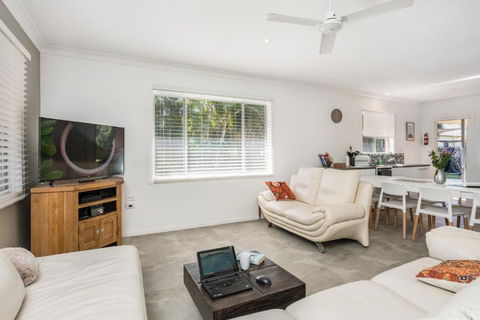 A SWEET ESCAPE Carefree Beach Home - Holiday Sunshine Coast 5