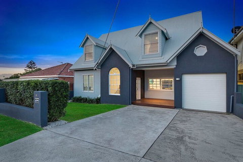 Waterview Beach House - Sunshine Coast Tourism 1