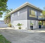 Middle Sea perfect for two families - Sunshine Coast Tourism