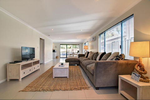 A Little Luxury In Town - Holiday Sunshine Coast 4