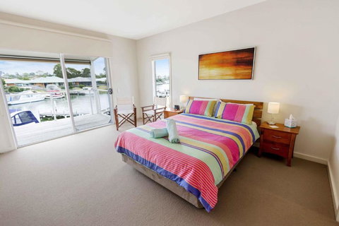 Beach 2 Waterfront Villa & Beach - Holiday Sunshine Coast 1