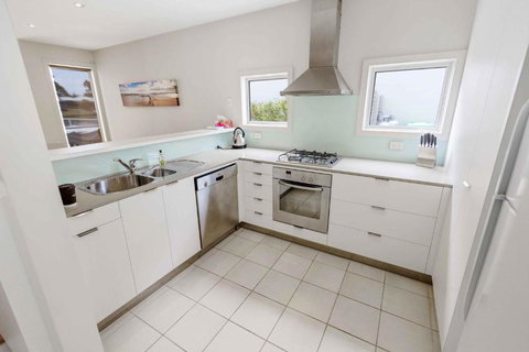 Beach 2 Waterfront Villa & Beach - Holiday Sunshine Coast 6