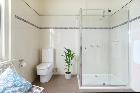 Grand Central Hotel - Holiday Sunshine Coast 2