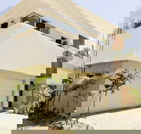 Fat Frog Beach Houses - Sunshine Coast Tourism